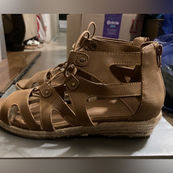 Tan gladiator wedge sandals 9 WIDE WIDTH - Picture 3 of 5